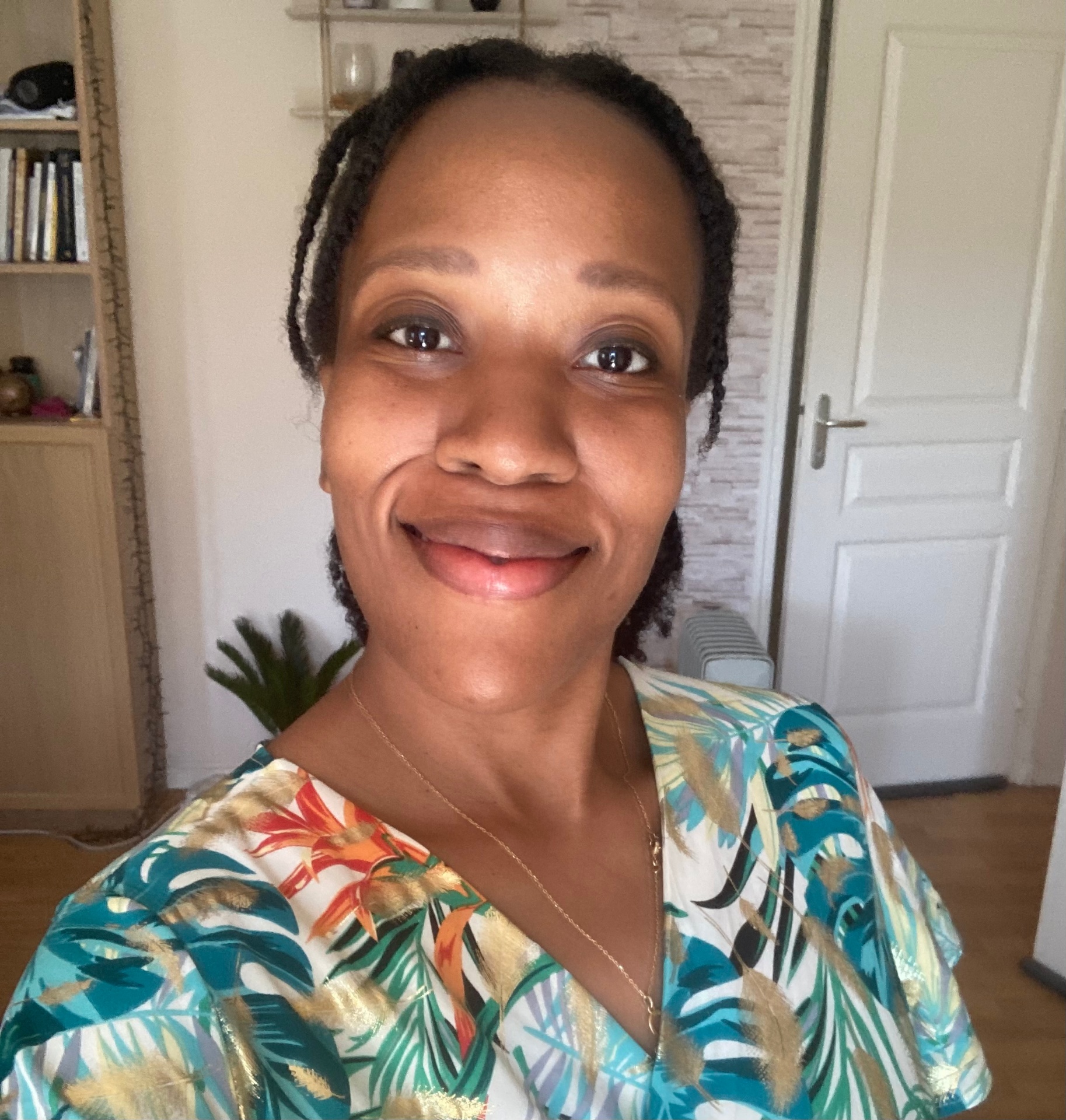 Portrait de Meredith Meneora, accompagnante en hypnose et soins énergétiques